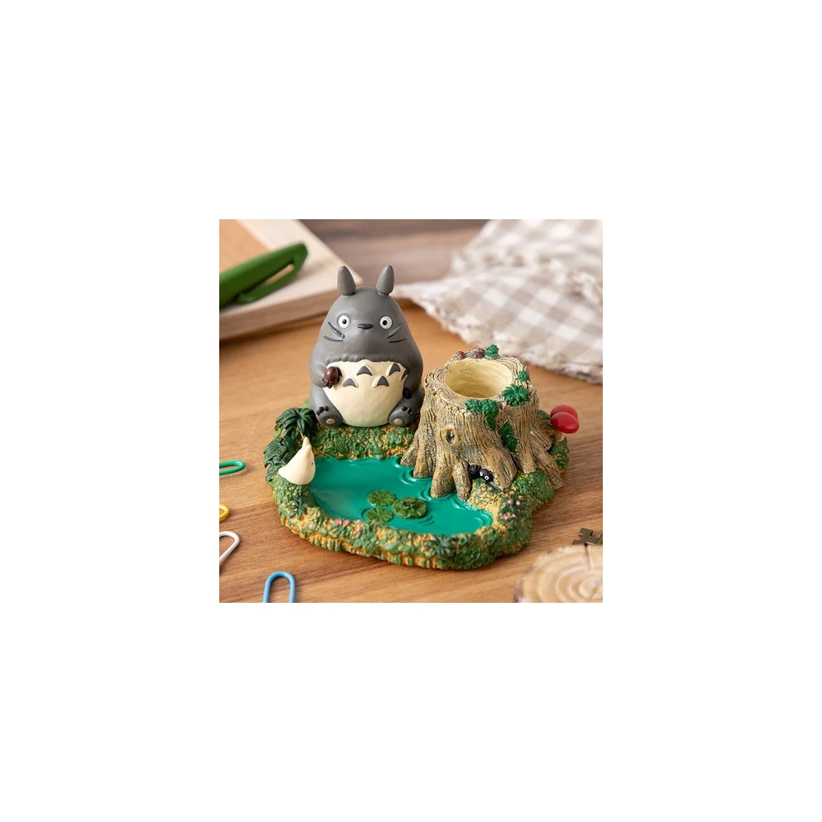 Ensky - Totoro bote de lápices junto al estanque - Mi vecino Totoro - Maison Ghibli