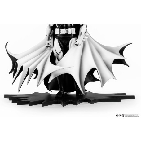 Pure Arts - Estatuilla PX - Batman Versión Blanco y Negro 1/8
