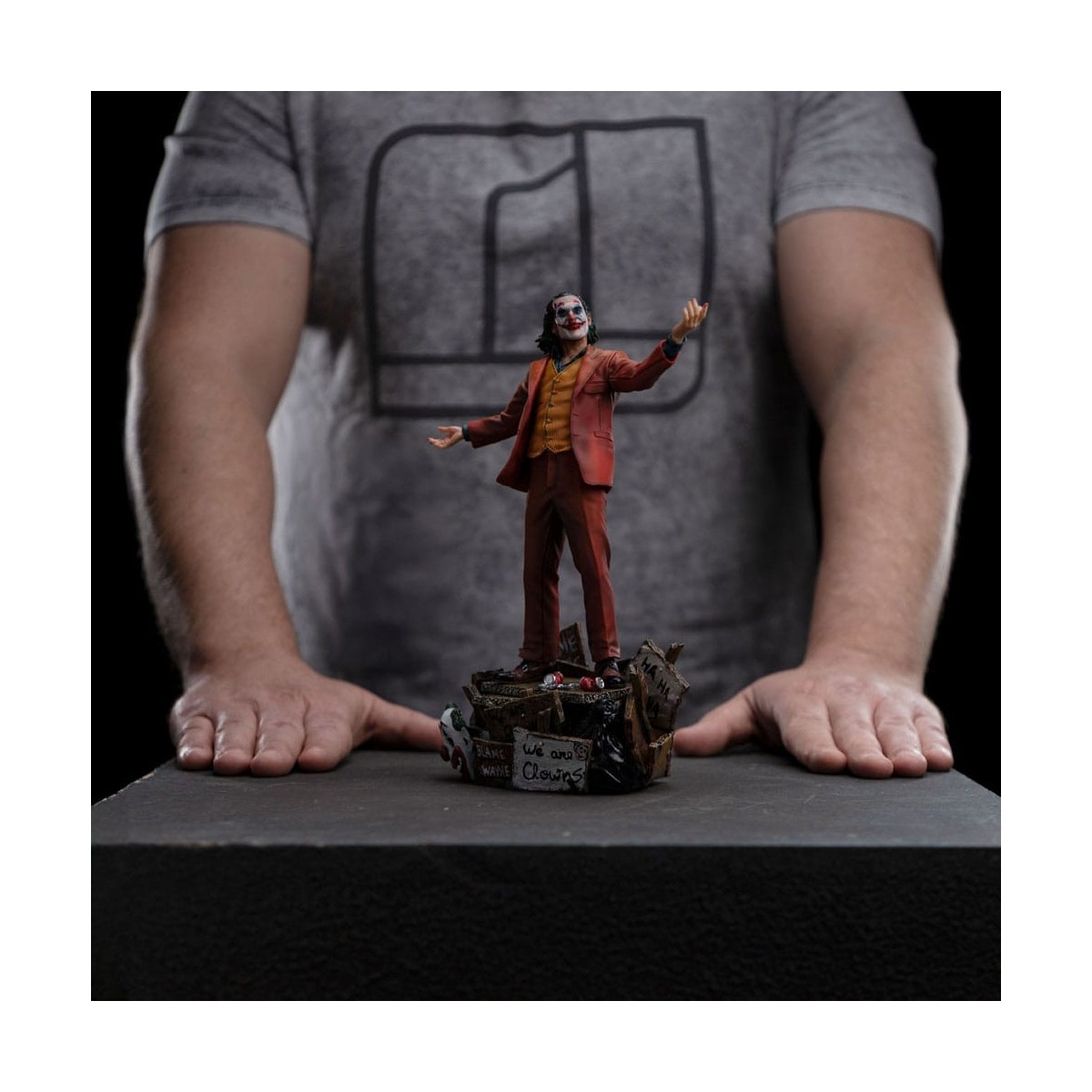 Iron Studios DC Comics - Joker (Arthur Fleck) Deluxe Arts Escala 1/10