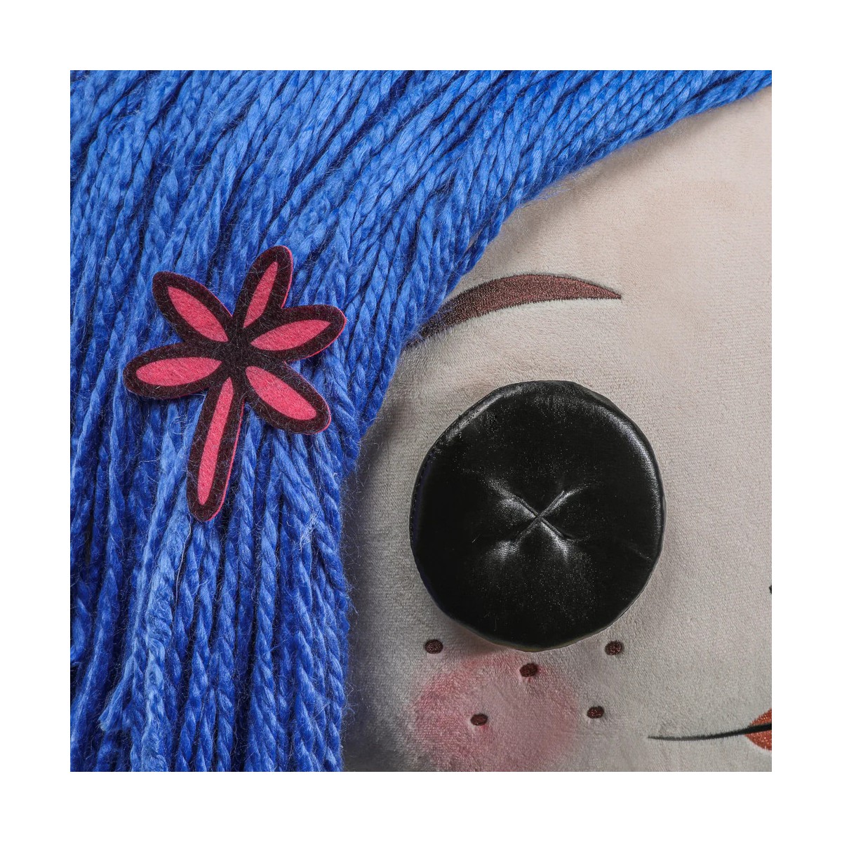 Kidrobot Coraline - Coraline con ojos de botón - Muñeca tamaño real 1/1