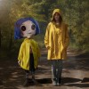 Kidrobot Coraline - Coraline con ojos de botón - Muñeca tamaño real 1/1