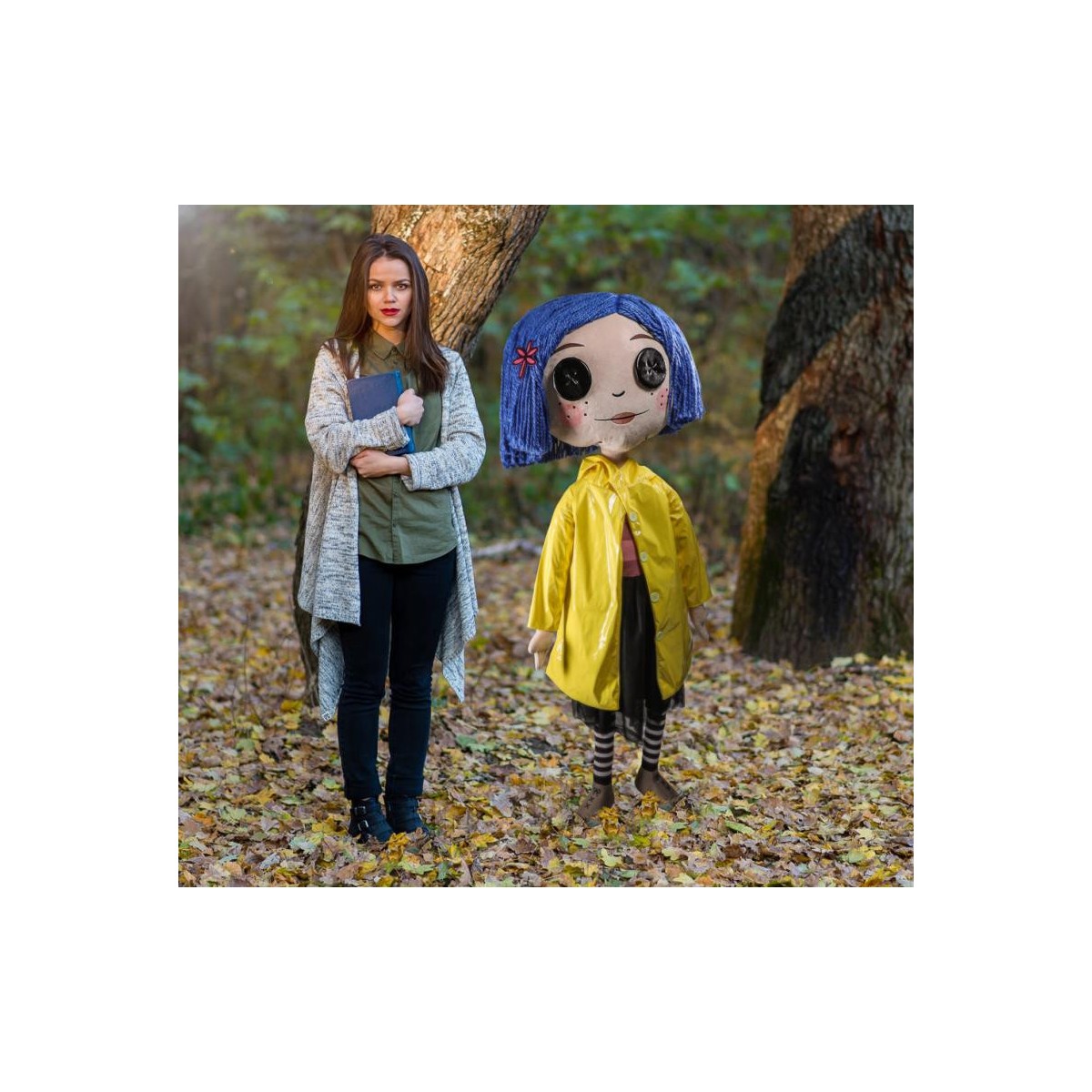 Kidrobot Coraline - Coraline con ojos de botón - Muñeca tamaño real 1/1