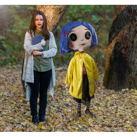 Kidrobot Coraline - Coraline con ojos de botón - Muñeca tamaño real 1/1
