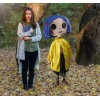 Kidrobot Coraline - Coraline con ojos de botón - Muñeca tamaño real 1/1