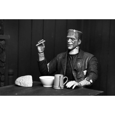 NECA - Ultimate Frankenstein's Monster (Bride of Frankenstein) Black & White Version - Monstruos Universales