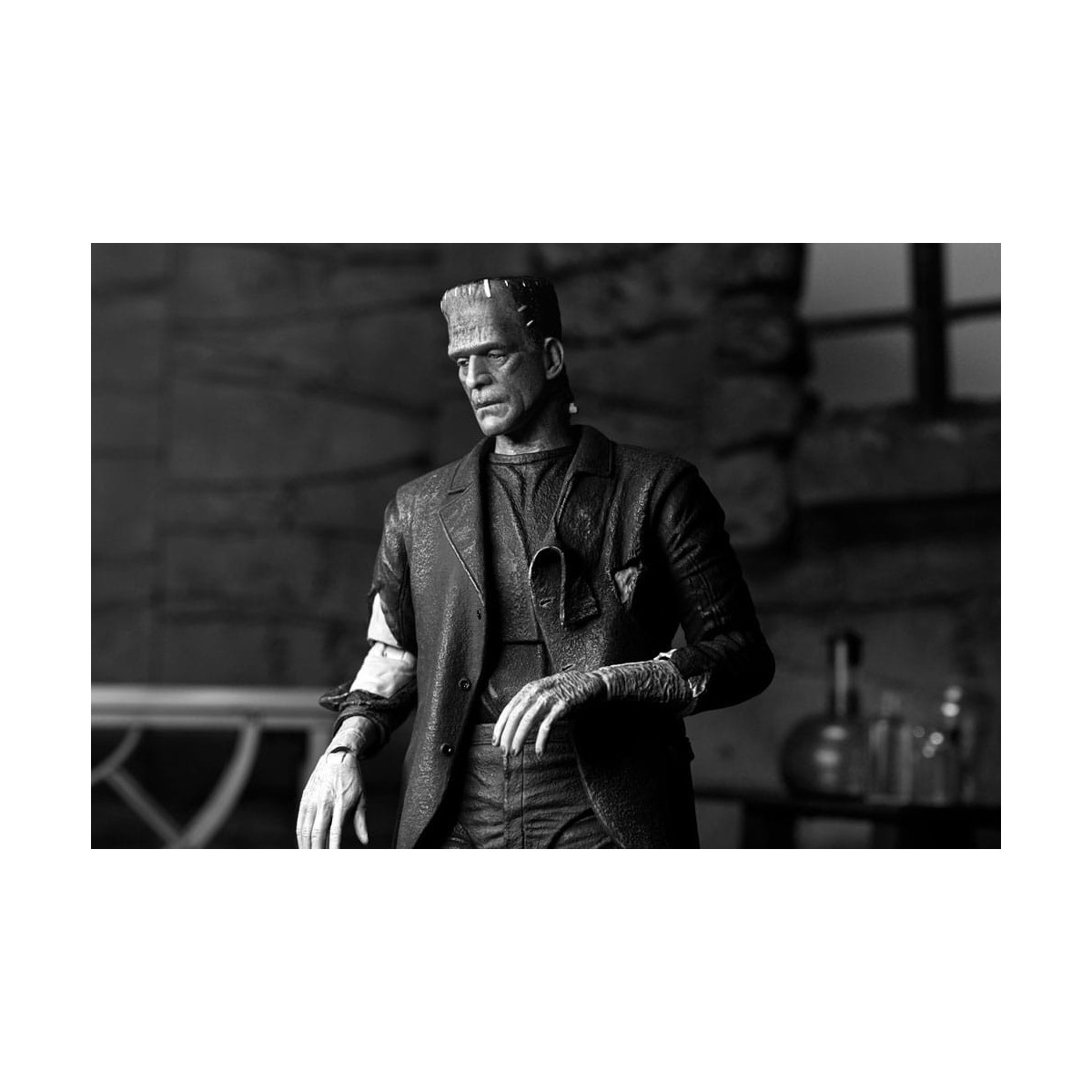 NECA - Ultimate Frankenstein's Monster (Bride of Frankenstein) Black & White Version - Monstruos Universales