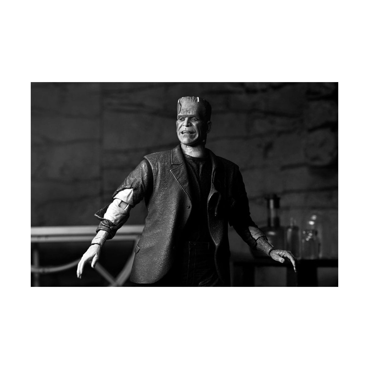 NECA - Ultimate Frankenstein's Monster (Bride of Frankenstein) Black & White Version - Monstruos Universales
