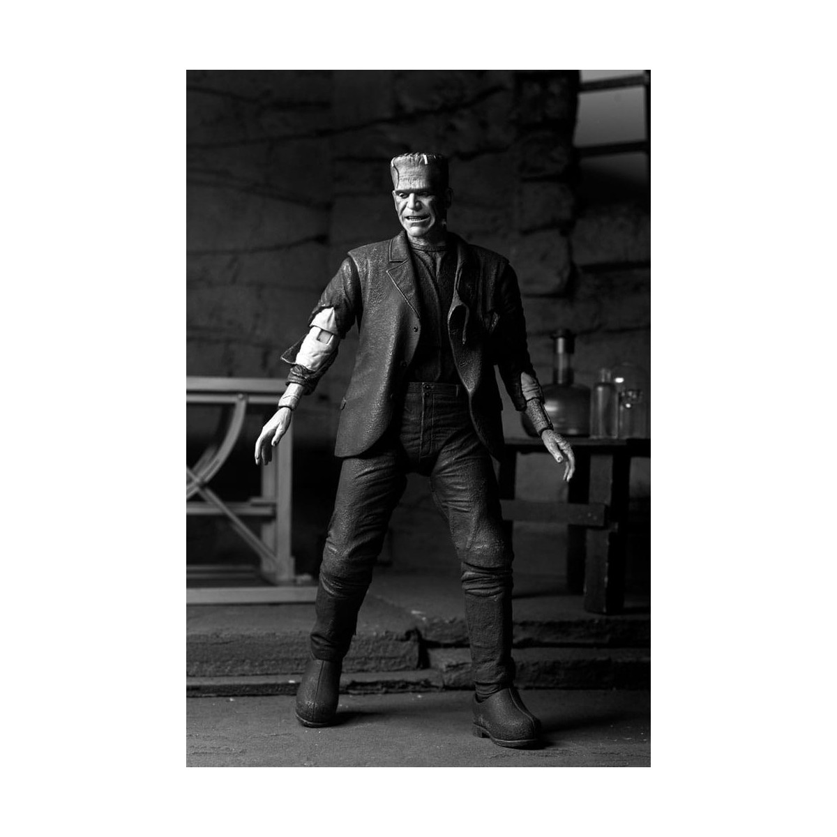 NECA - Ultimate Frankenstein's Monster (Bride of Frankenstein) Black & White Version - Monstruos Universales