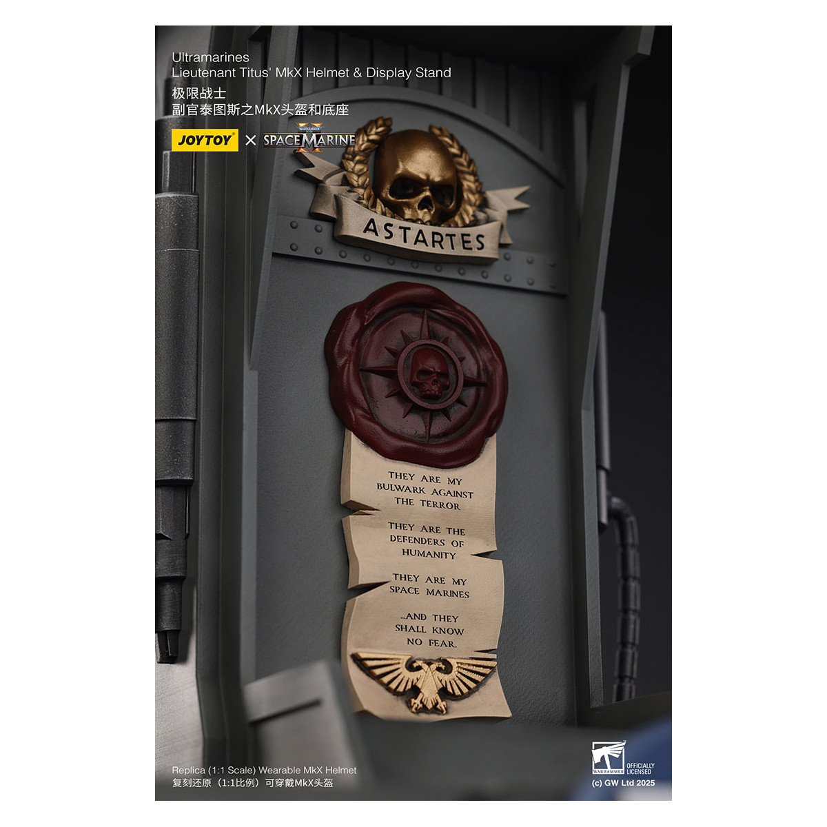 JoyToy - Space Marines II - Ultramarines Casco MkX del Teniente Titus-stand display-11