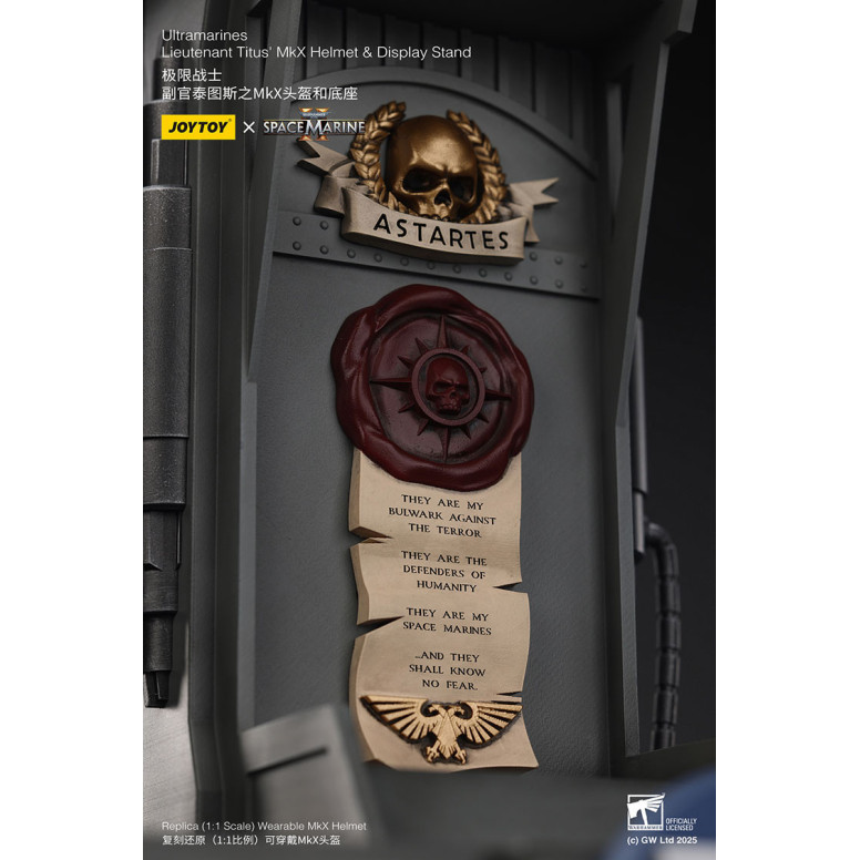 JoyToy - Space Marines II - Ultramarines Casco MkX del Teniente Titus-stand display-11