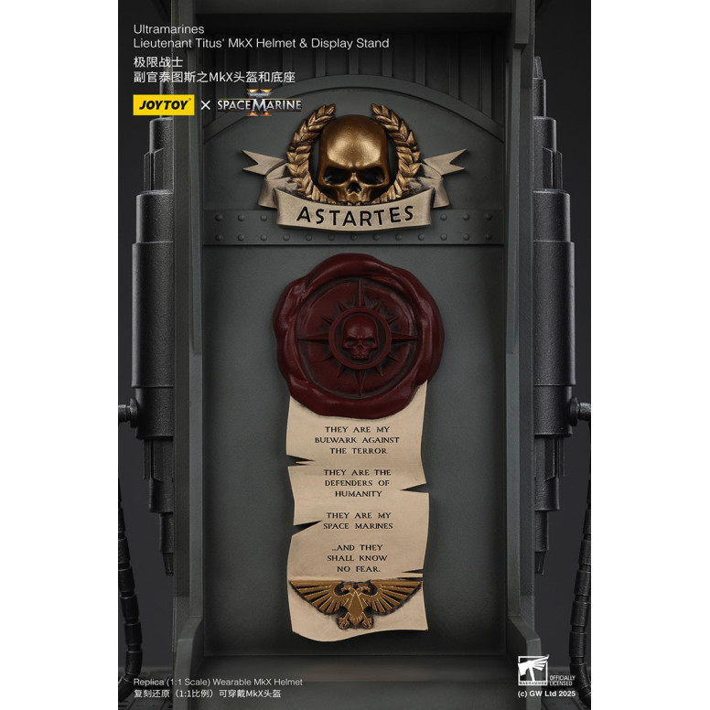 JoyToy - Space Marines II - Ultramarines Casco MkX del Teniente Titus-stand display-11