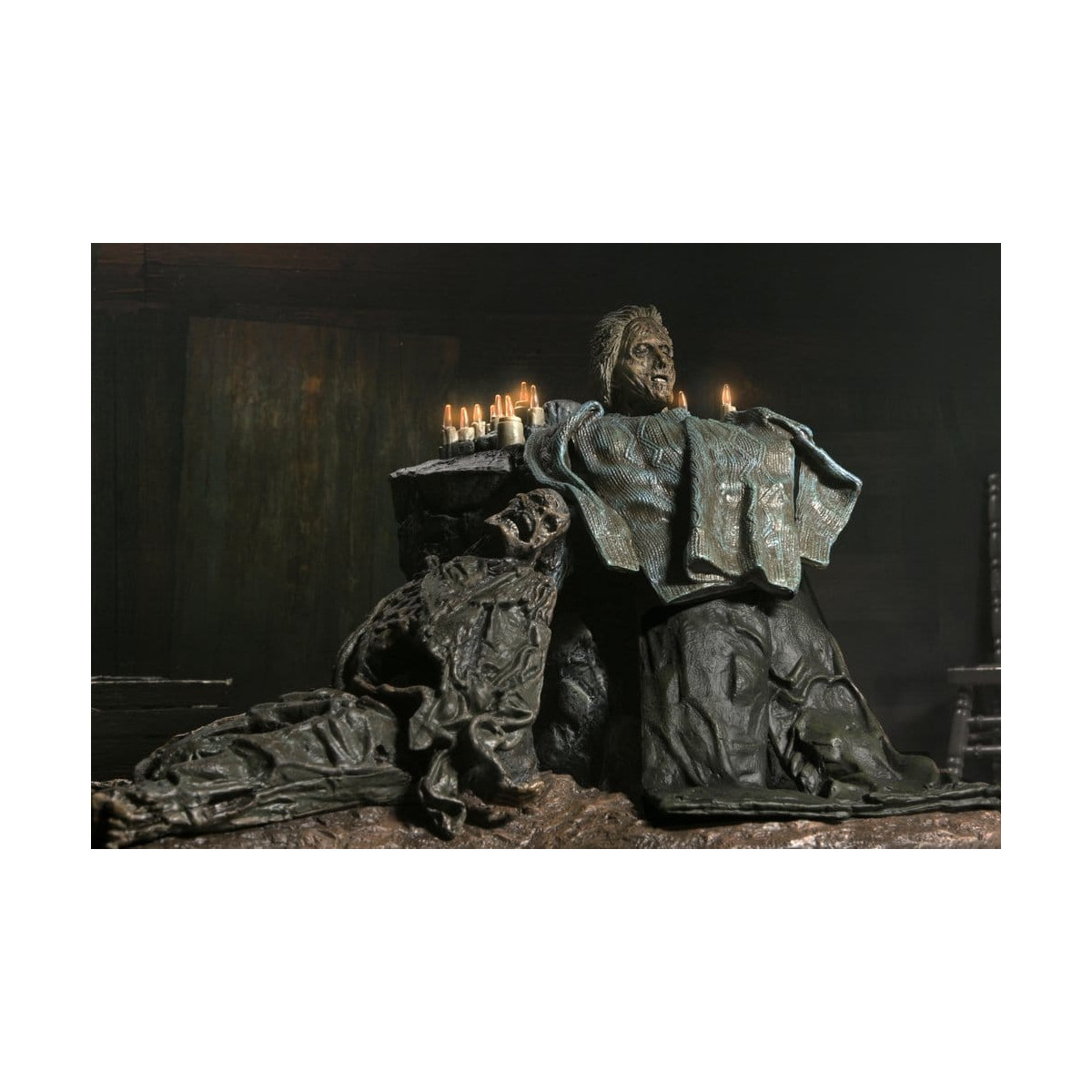 Neca Viernes 13: El juego - Diorama Pamela Shrine