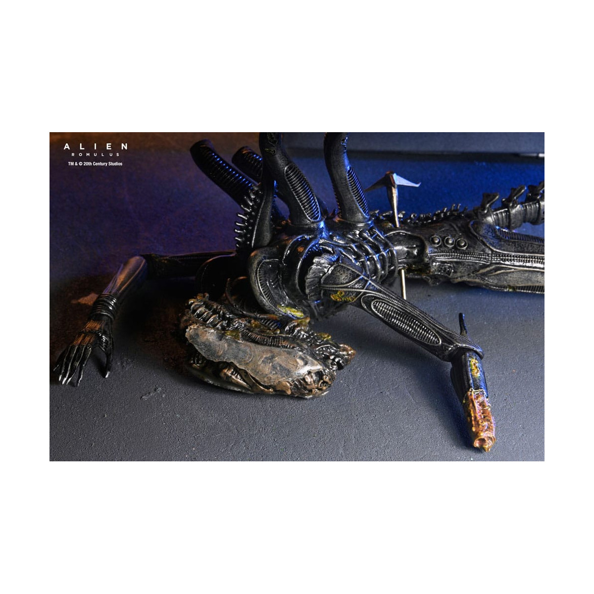 Neca - Alien: Romulus - Deluxe Suspendido Laboratorio Xenomorfo XX121