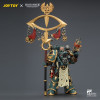 JoyToy - Sons of Horus - Maloghurst the Twisted, the Warmaster's Equerry con Legion Standard y Banestrike Bolter 1/18