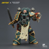 JoyToy - Sons of Horus - Maloghurst the Twisted, the Warmaster's Equerry con Legion Standard y Banestrike Bolter 1/18