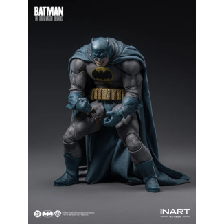 INART - Batman: El regreso del Caballero Oscuro - Figura de Batman (traje azul) a escala 1/12