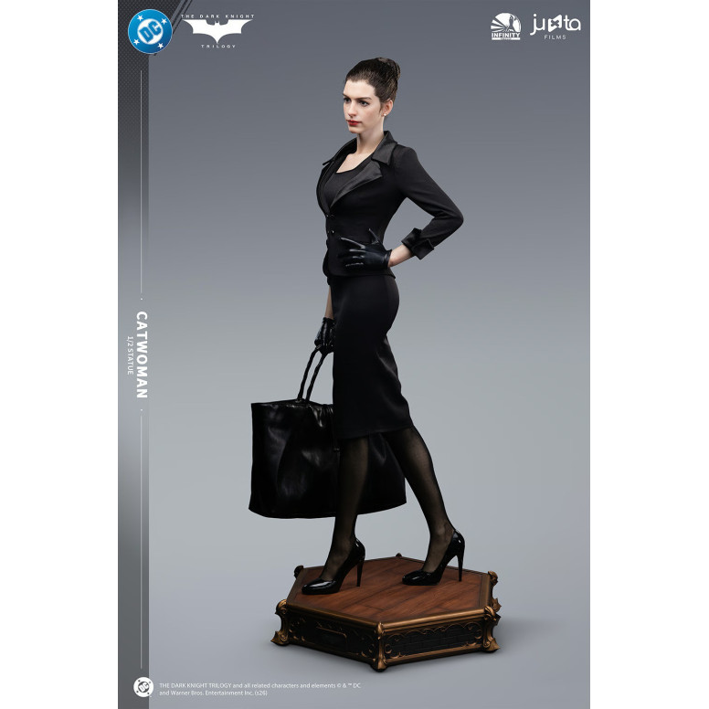 Infinity Studio - Estatua de Catwoman a escala 1:2 - El caballero oscuro: La leyenda renace