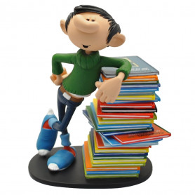 collectoys - Gastón Gafe confiando en una pila de álbumes