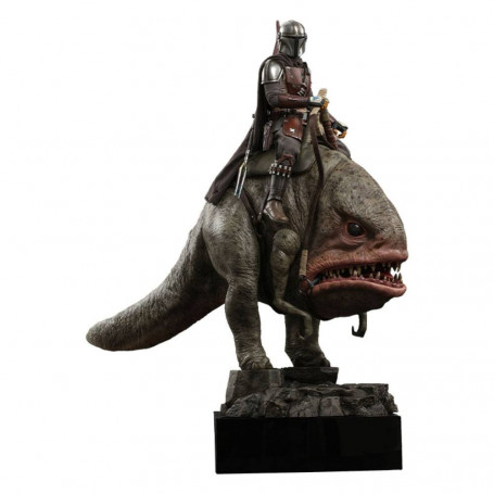 Hot Toys Star Wars - El Mandaloriano y Blurrg
