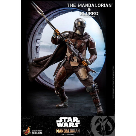 Hot Toys Star Wars - El Mandaloriano y Blurrg