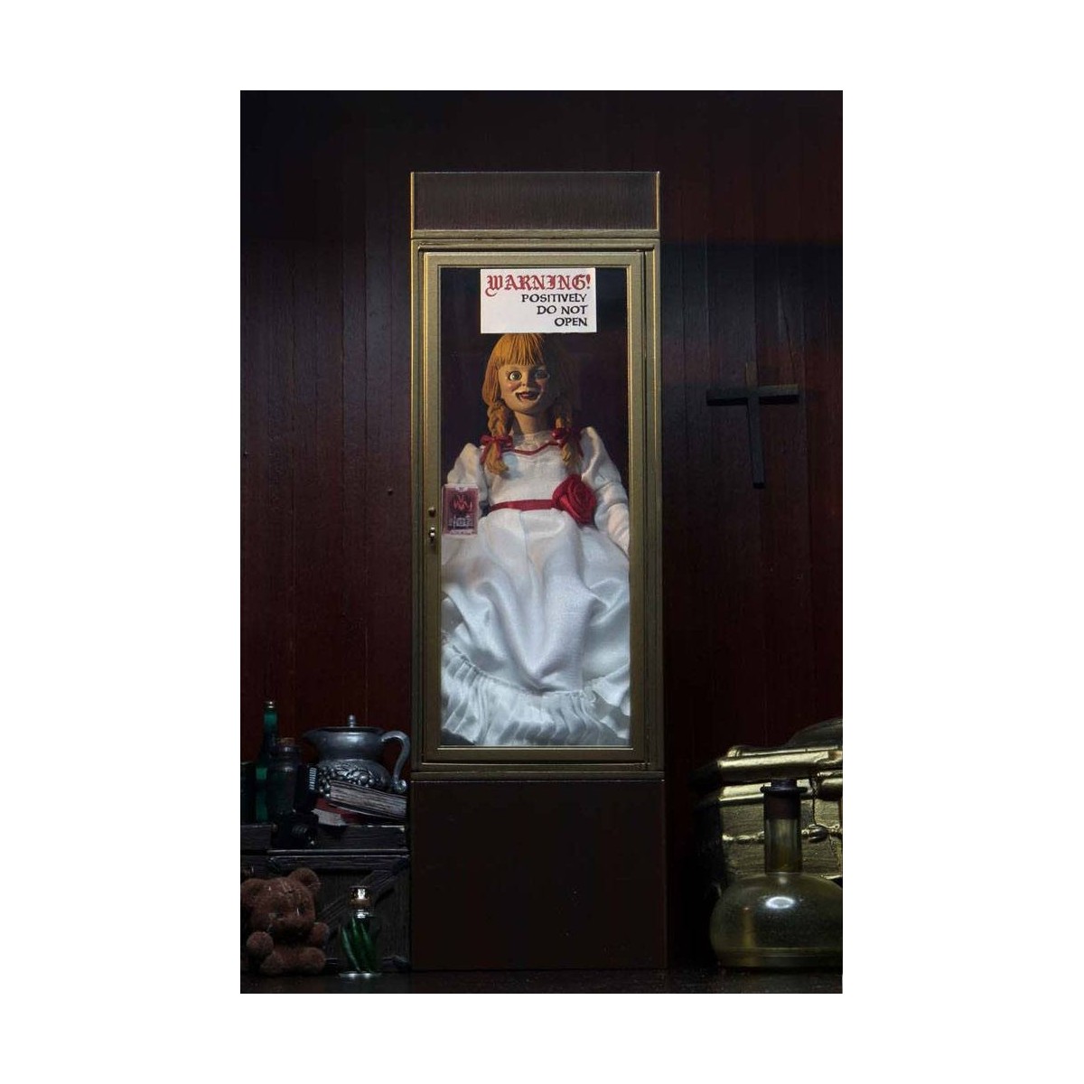 Neca - The Conjuring Universe - Tela retro Annabelle