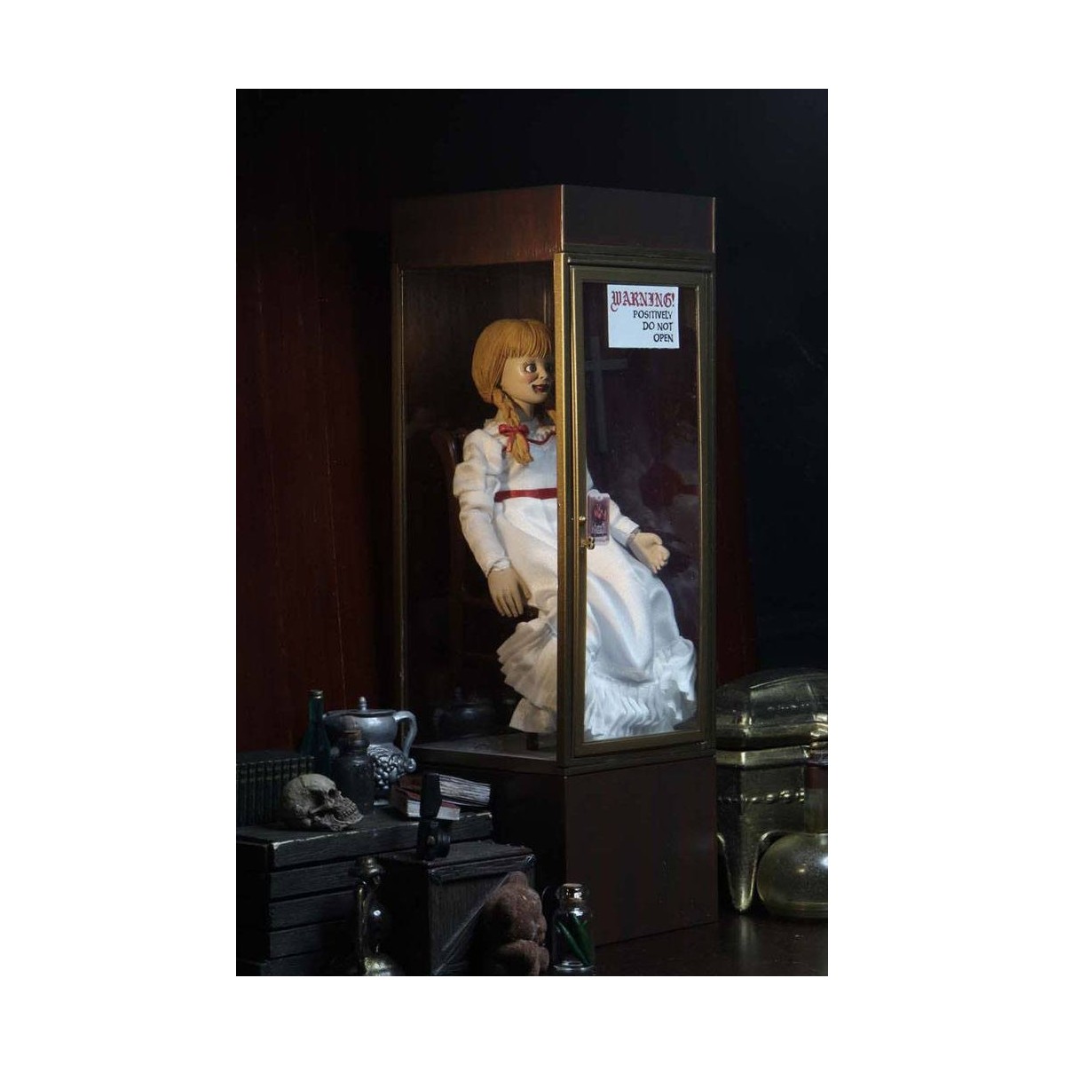 Neca - The Conjuring Universe - Tela retro Annabelle