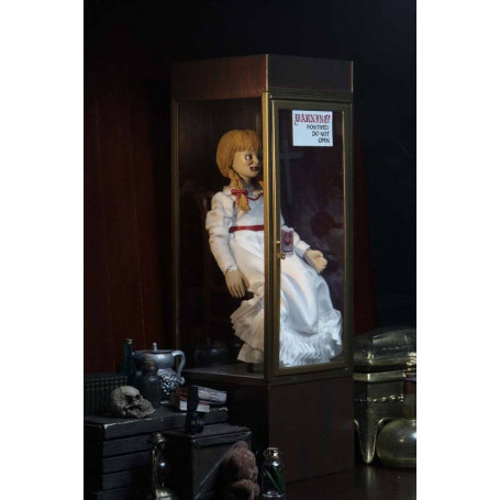 Neca - The Conjuring Universe - Tela retro Annabelle