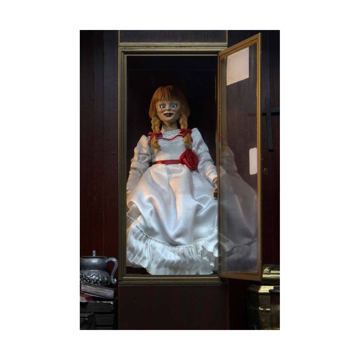 Neca - The Conjuring Universe - Tela retro Annabelle