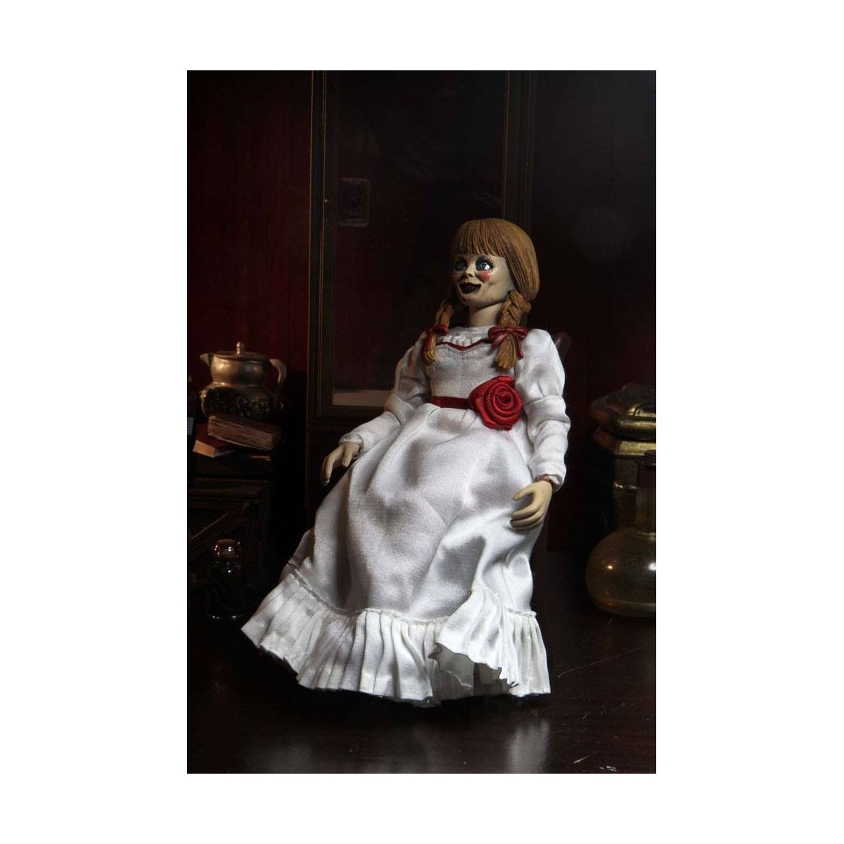 Neca - The Conjuring Universe - Tela retro Annabelle