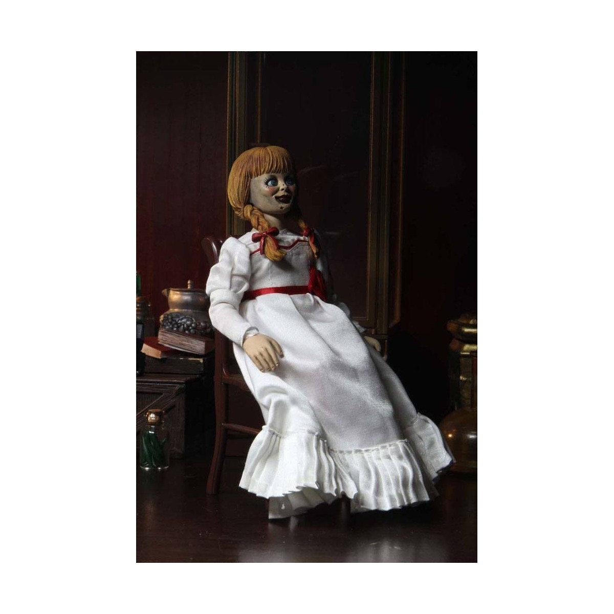 Neca - The Conjuring Universe - Tela retro Annabelle