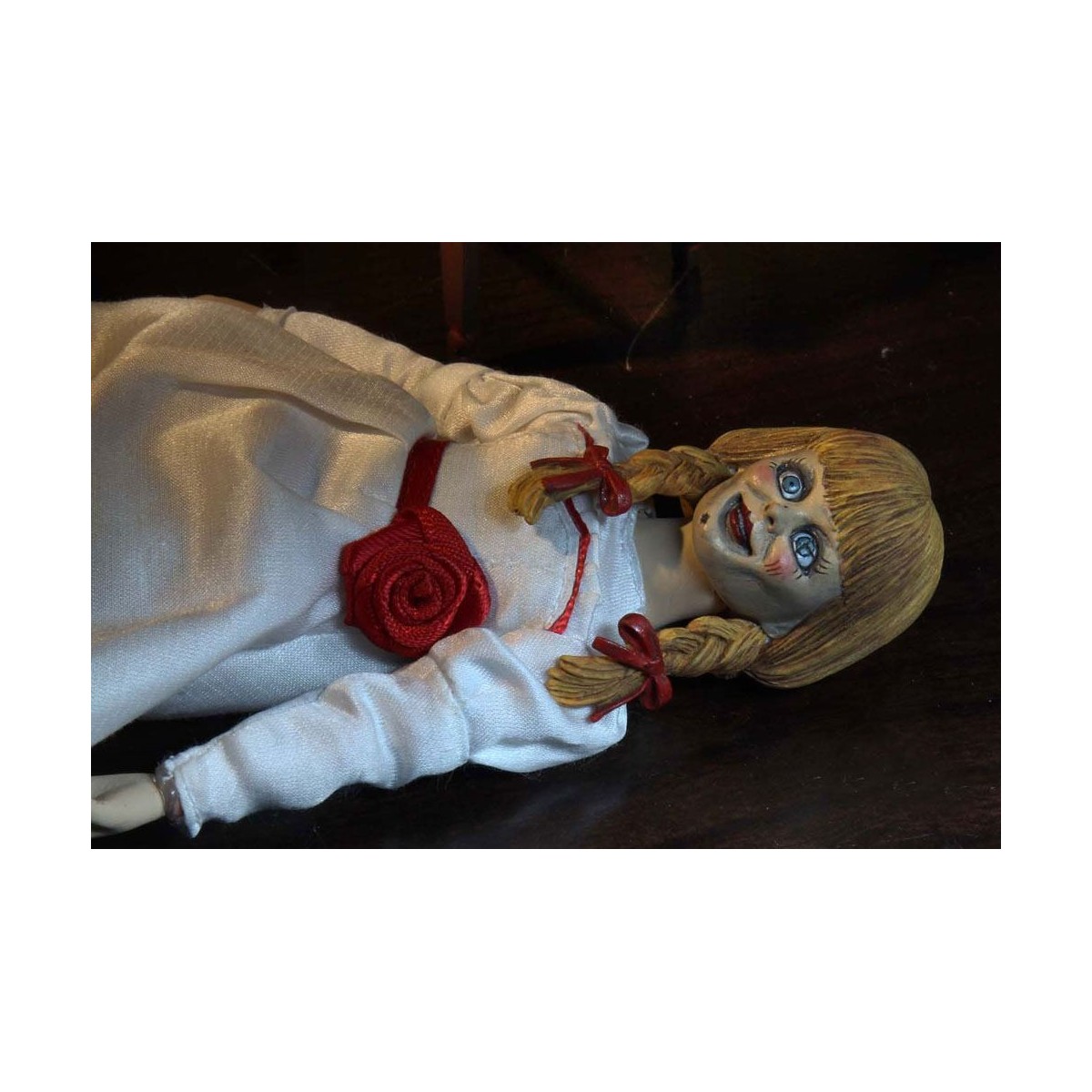 Neca - The Conjuring Universe - Tela retro Annabelle