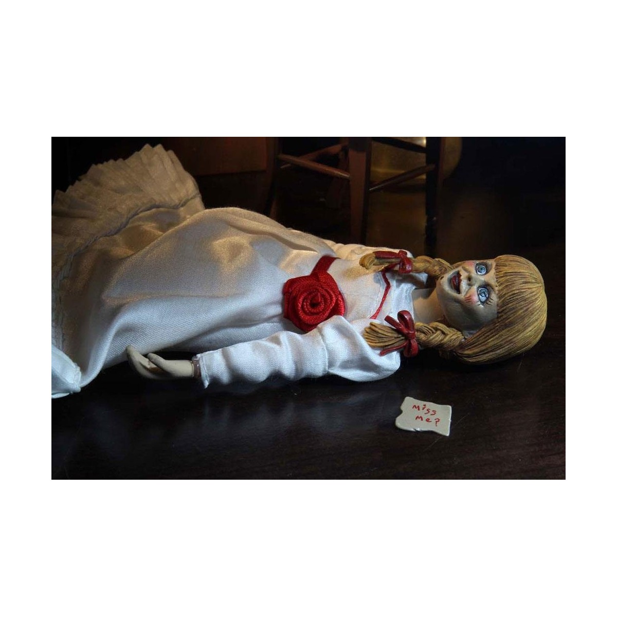Neca - The Conjuring Universe - Tela retro Annabelle