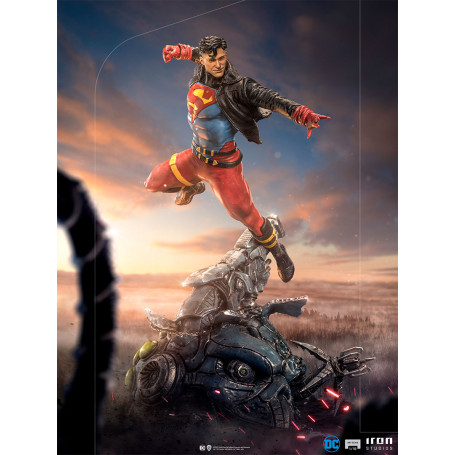 Iron Studios - Superboy Deluxe DC Comics Series 7 - Escala artística 1/10