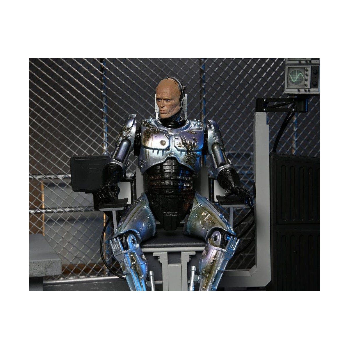 Neca - RoboCop - RoboCop dañado por la batalla con silla