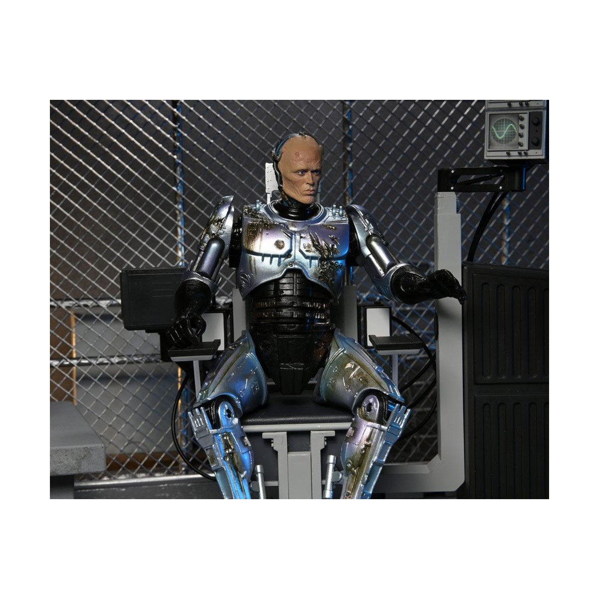 Neca - RoboCop - RoboCop dañado por la batalla con silla
