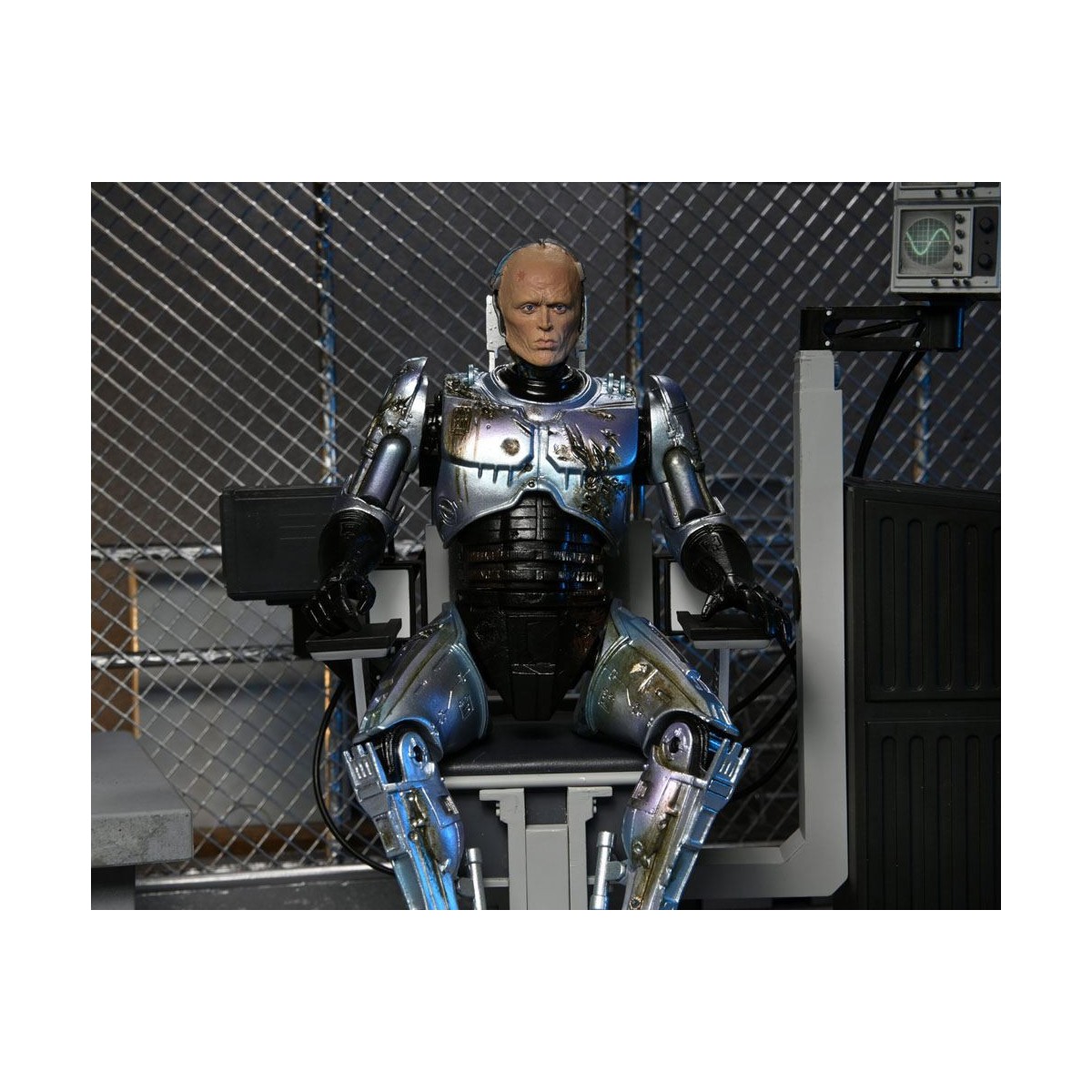 Neca - RoboCop - RoboCop dañado por la batalla con silla