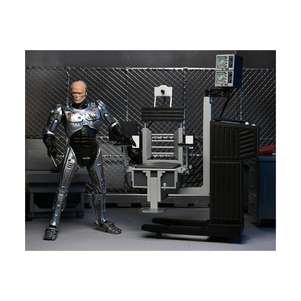 Neca - RoboCop - RoboCop dañado por la batalla con silla