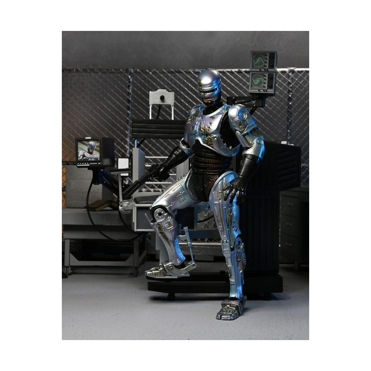 Neca - RoboCop - RoboCop dañado por la batalla con silla