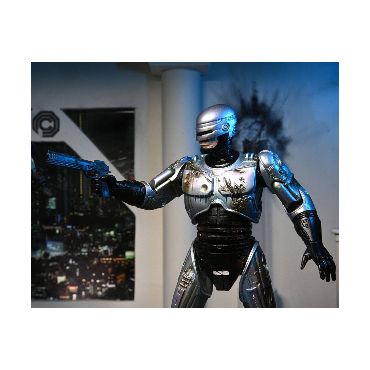Neca - RoboCop - RoboCop dañado por la batalla con silla