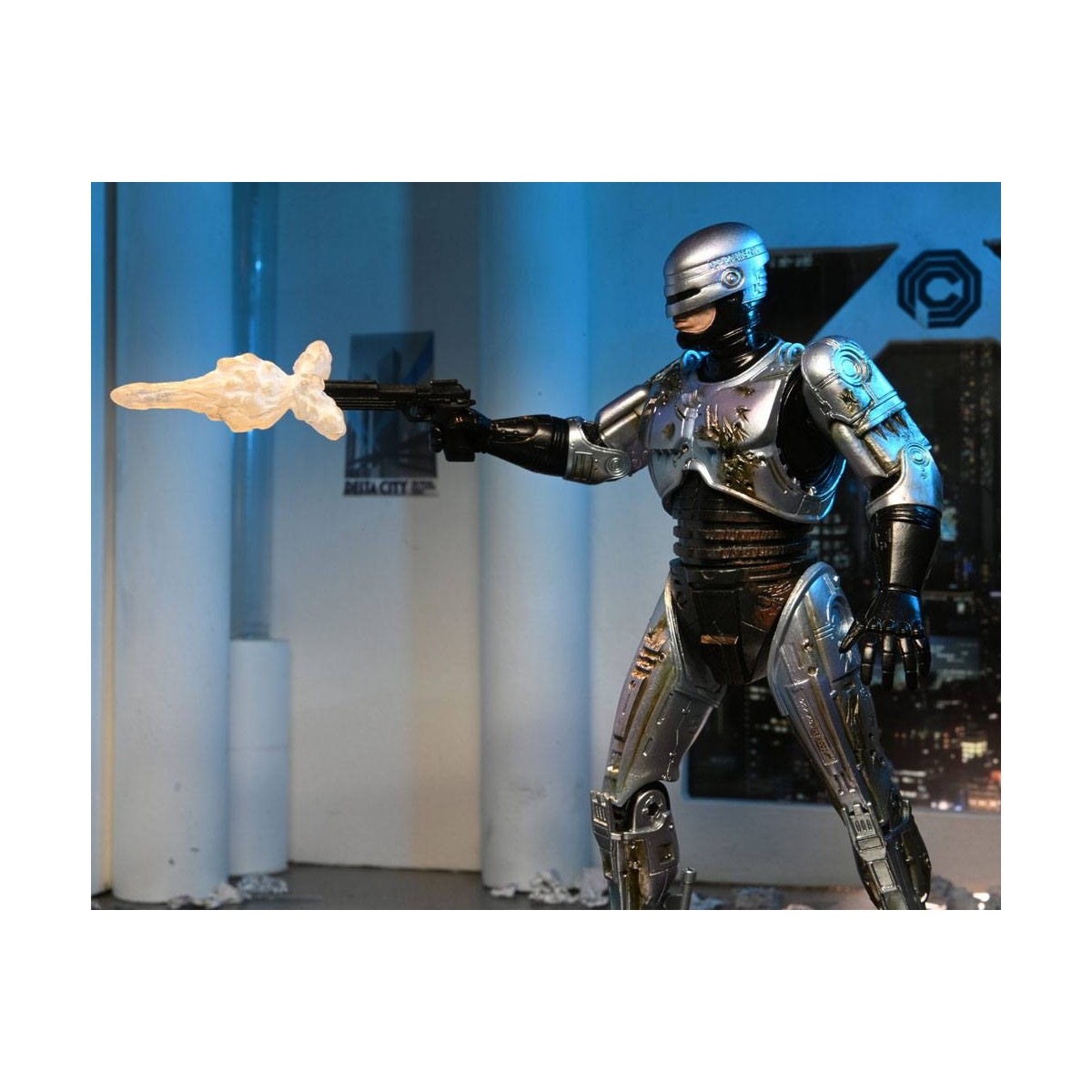 Neca - RoboCop - RoboCop dañado por la batalla con silla