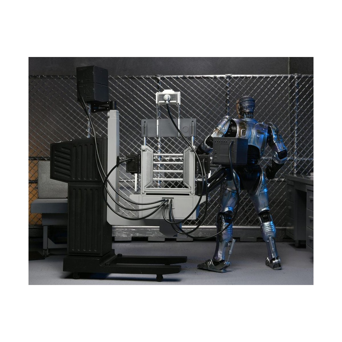 Neca - RoboCop - RoboCop dañado por la batalla con silla