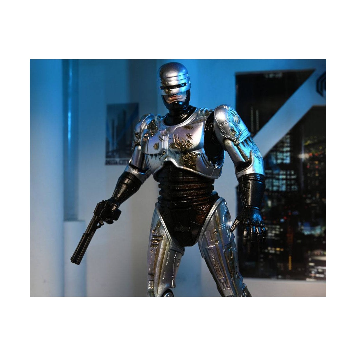 Neca - RoboCop - RoboCop dañado por la batalla con silla