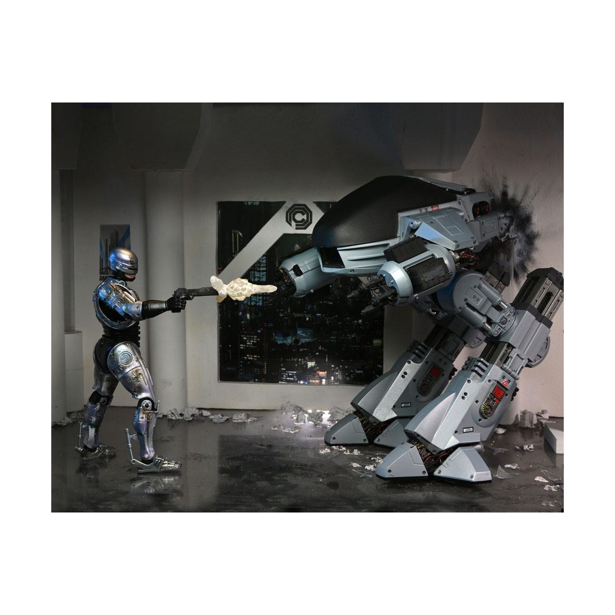 Neca - RoboCop - RoboCop dañado por la batalla con silla