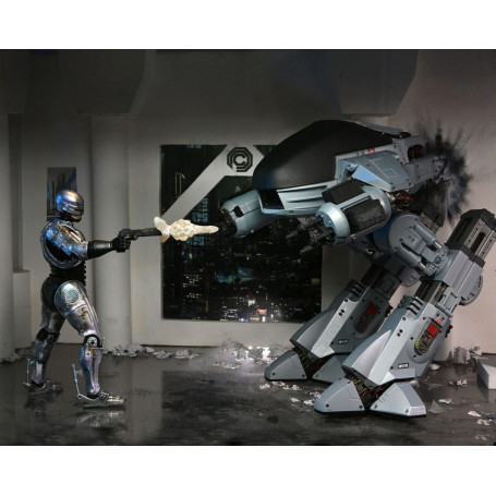 Neca - RoboCop - RoboCop dañado por la batalla con silla